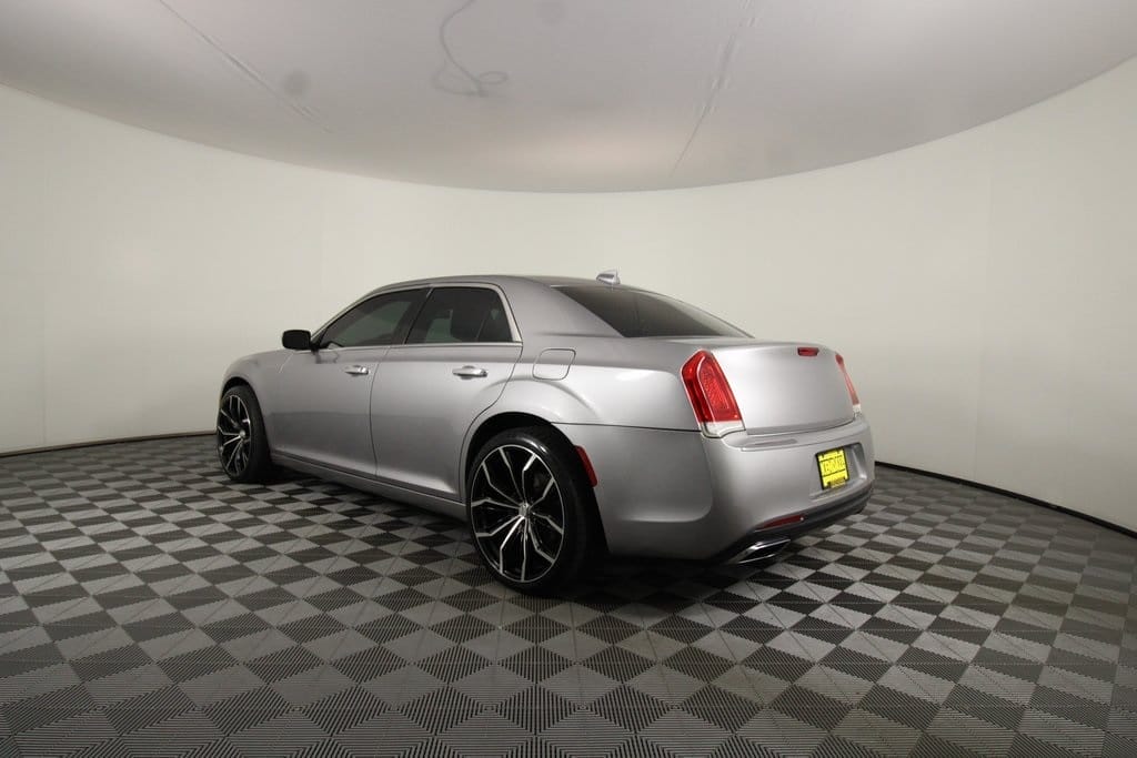 Used 2018 Chrysler 300 Limited 4D Sedan – 2C3CCAKG3JH268398