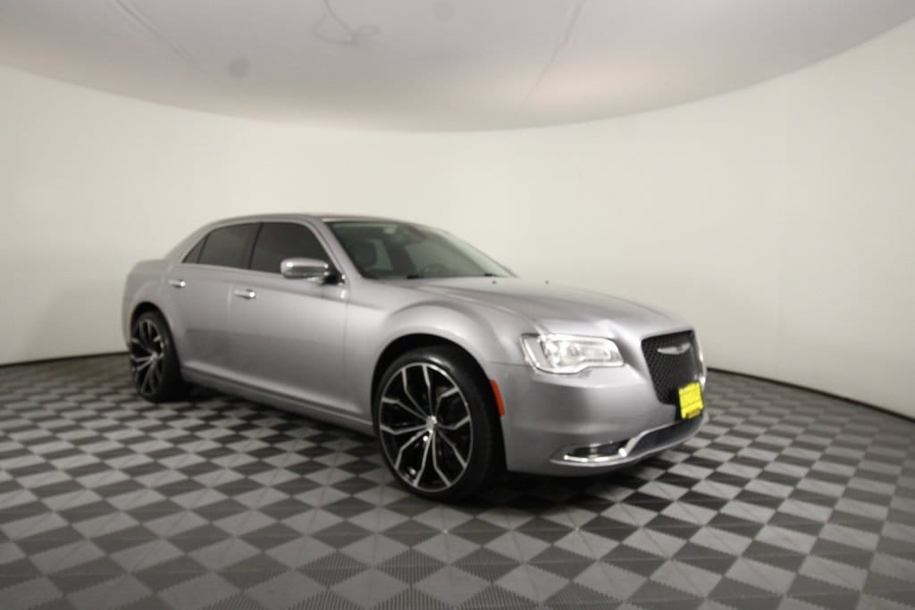Used 2018 Chrysler 300 Limited 4D Sedan – 2C3CCAKG3JH268398