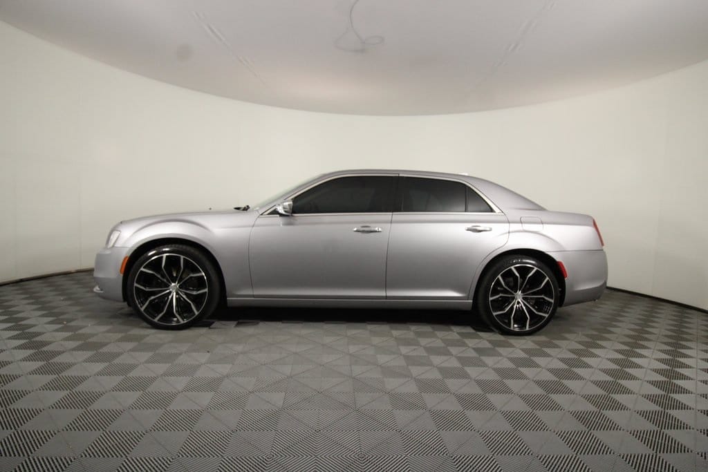 Used 2018 Chrysler 300 Limited 4D Sedan – 2C3CCAKG3JH268398